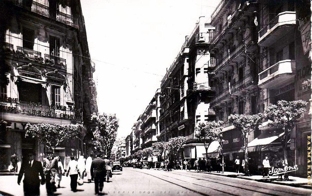 Alger - Rue d'Isly et Avenue Pasteur 1952.jpg